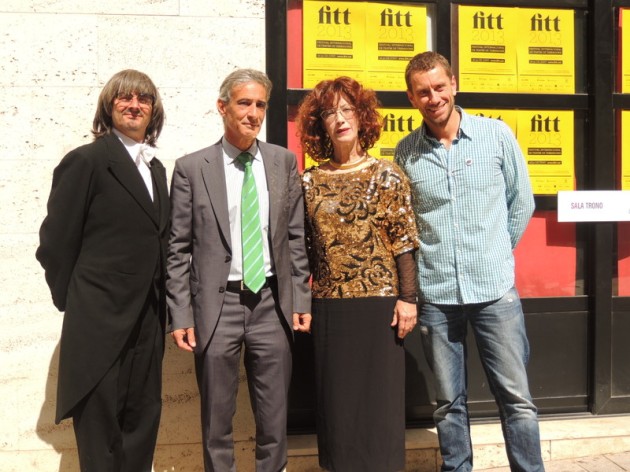 Una parella d'actors de Mokoskaia del Nord acompanyen Joan Negrié, director del FITT, i Josep Bertran, de Repsol, en la presentació de la segona edició del festival 